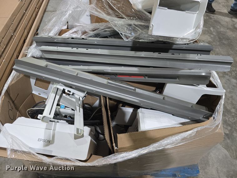 image for item NI9427 Approximately 14 Epson EB720 projectors