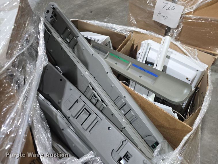 image for item NI9427 Approximately 14 Epson EB720 projectors