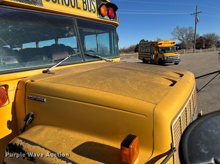 image for item NN9523 2000 GMC school bus