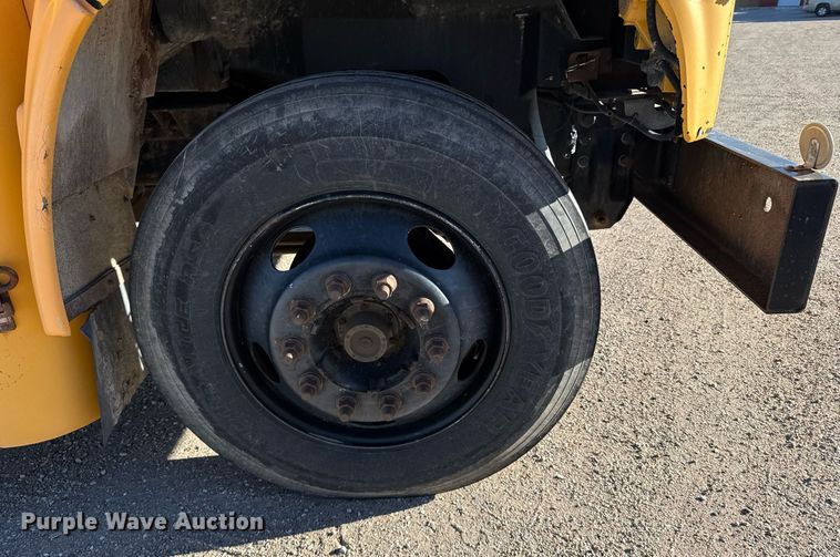 image for item NN9523 2000 GMC school bus