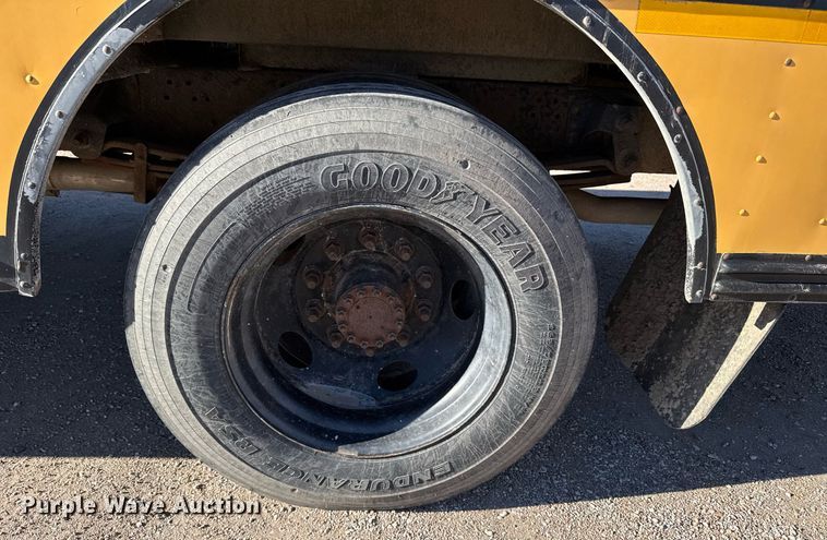 image for item NN9523 2000 GMC school bus