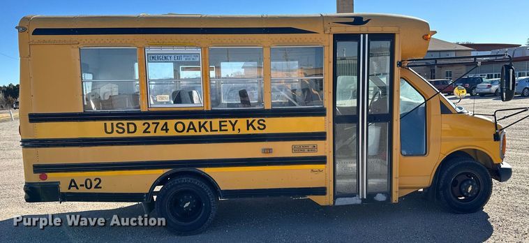 image for item NN9526 2002 Chevrolet Express G3500 school bus