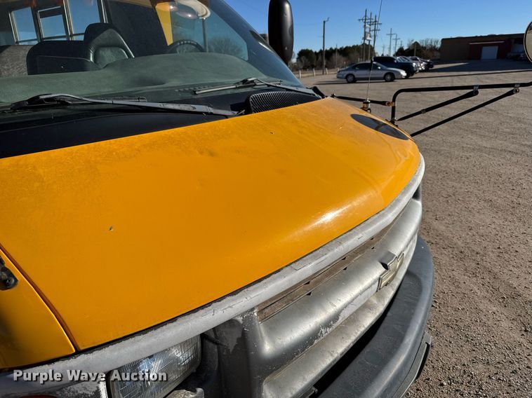 image for item NN9526 2002 Chevrolet Express G3500 school bus