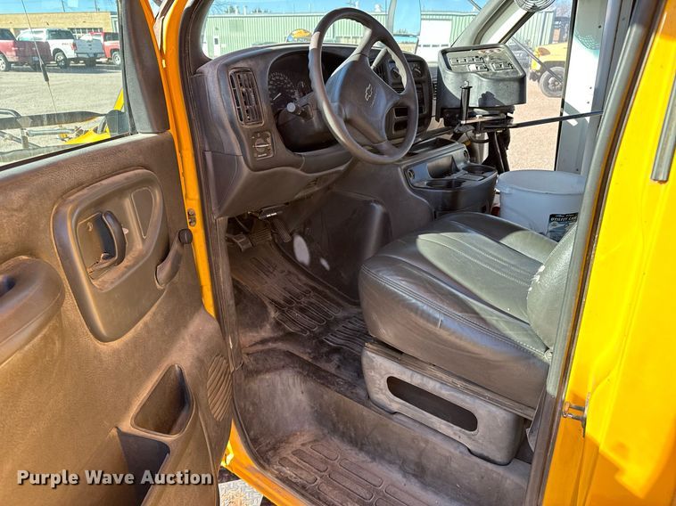 image for item NN9526 2002 Chevrolet Express G3500 school bus