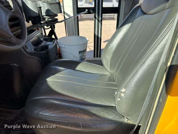 image for item NN9526 2002 Chevrolet Express G3500 school bus