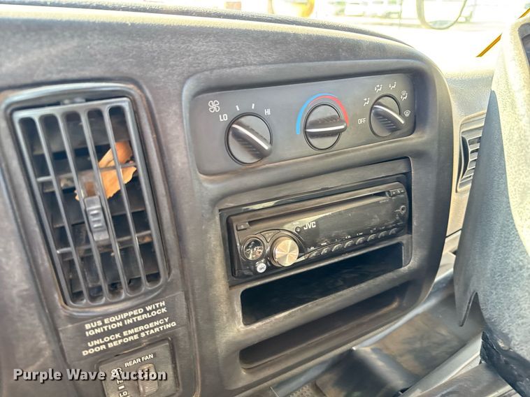 image for item NN9526 2002 Chevrolet Express G3500 school bus