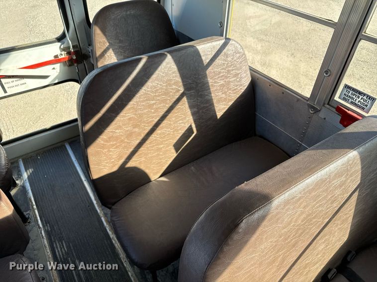 image for item NN9526 2002 Chevrolet Express G3500 school bus