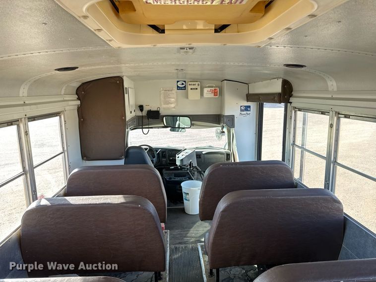 image for item NN9526 2002 Chevrolet Express G3500 school bus