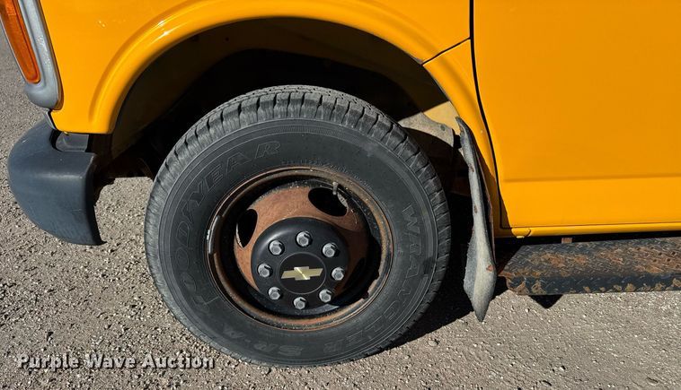 image for item NN9526 2002 Chevrolet Express G3500 school bus