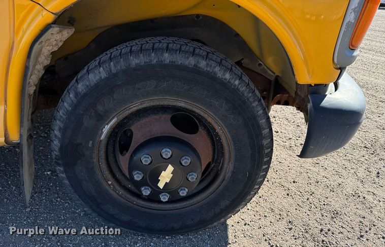 image for item NN9526 2002 Chevrolet Express G3500 school bus