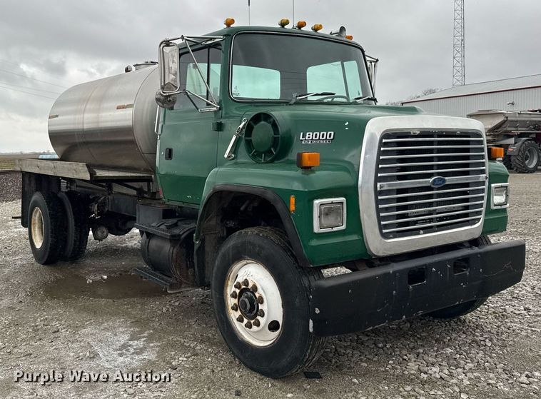 image for item DH9248 1992 Ford LN8000 tank truck