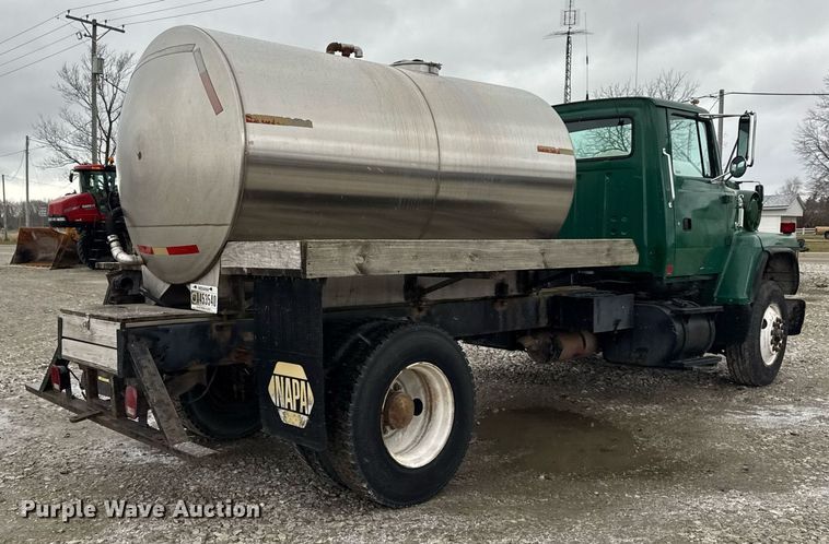 image for item DH9248 1992 Ford LN8000 tank truck