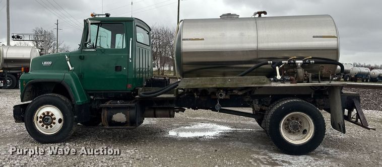 image for item DH9248 1992 Ford LN8000 tank truck