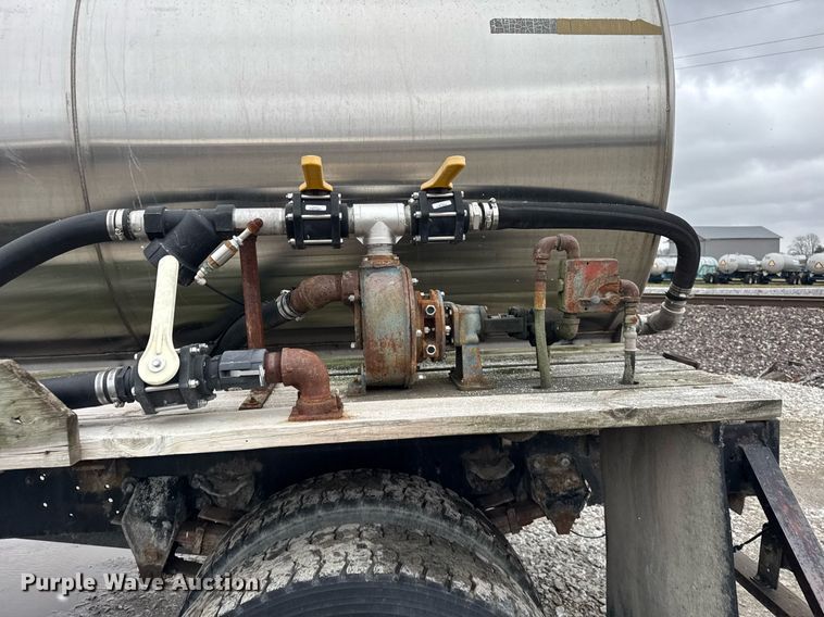 image for item DH9248 1992 Ford LN8000 tank truck