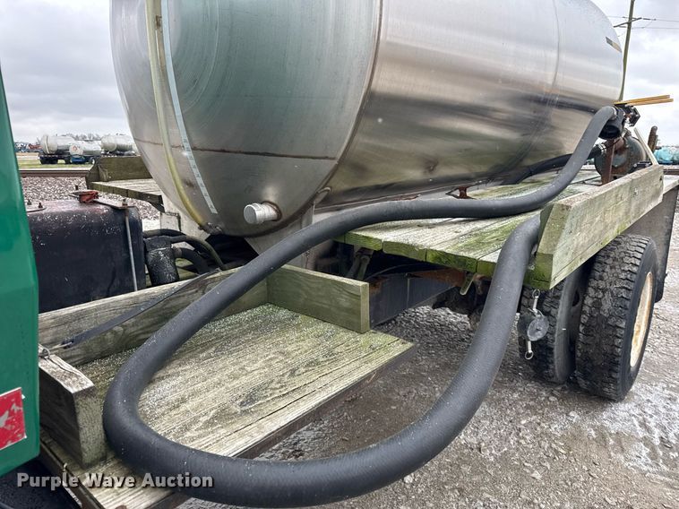 image for item DH9248 1992 Ford LN8000 tank truck