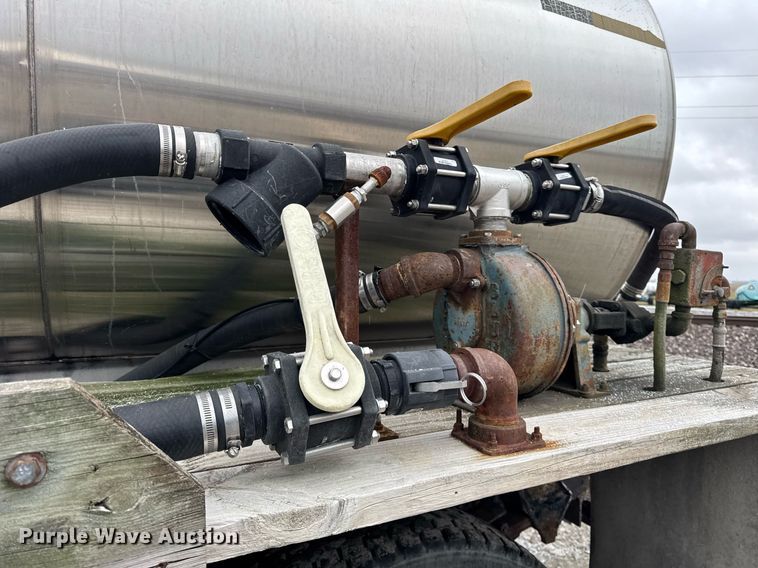 image for item DH9248 1992 Ford LN8000 tank truck