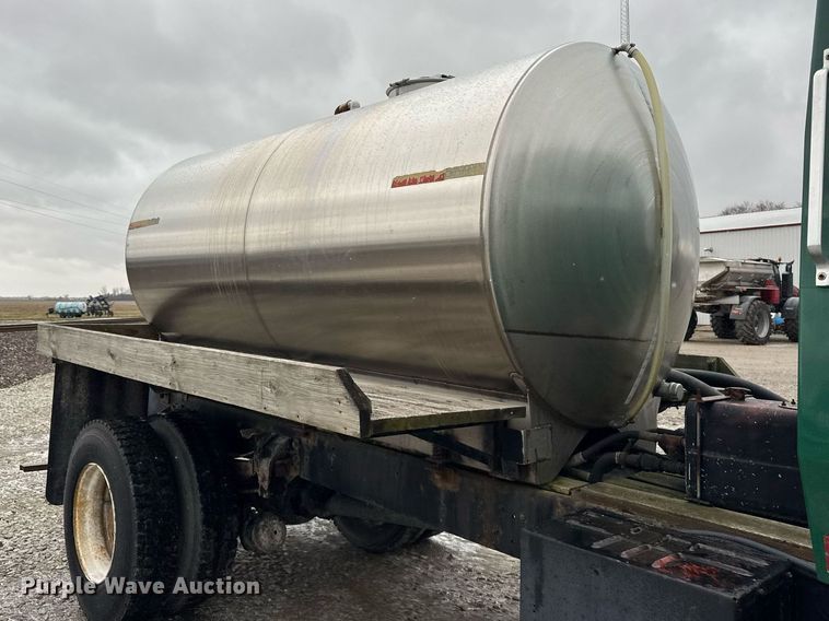 image for item DH9248 1992 Ford LN8000 tank truck