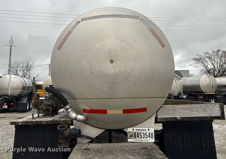 image for item DH9248 1992 Ford LN8000 tank truck