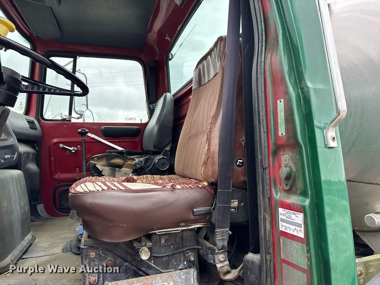 image for item DH9248 1992 Ford LN8000 tank truck