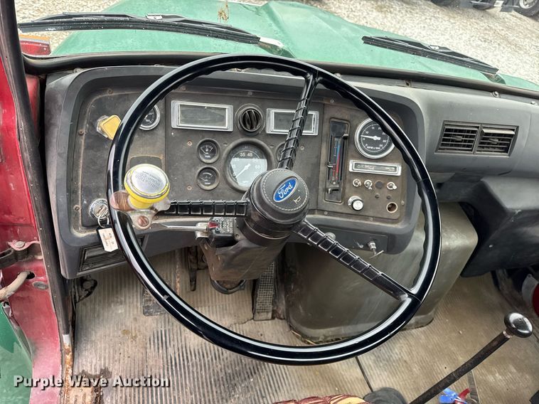 image for item DH9248 1992 Ford LN8000 tank truck