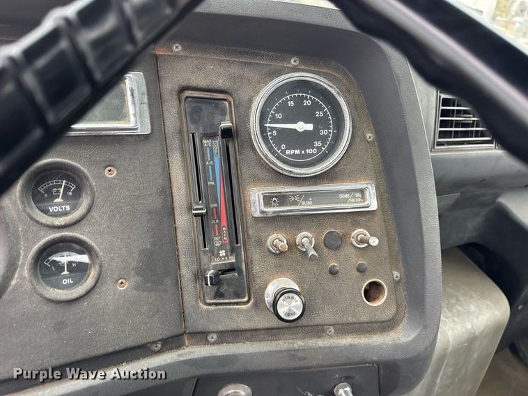 image for item DH9248 1992 Ford LN8000 tank truck