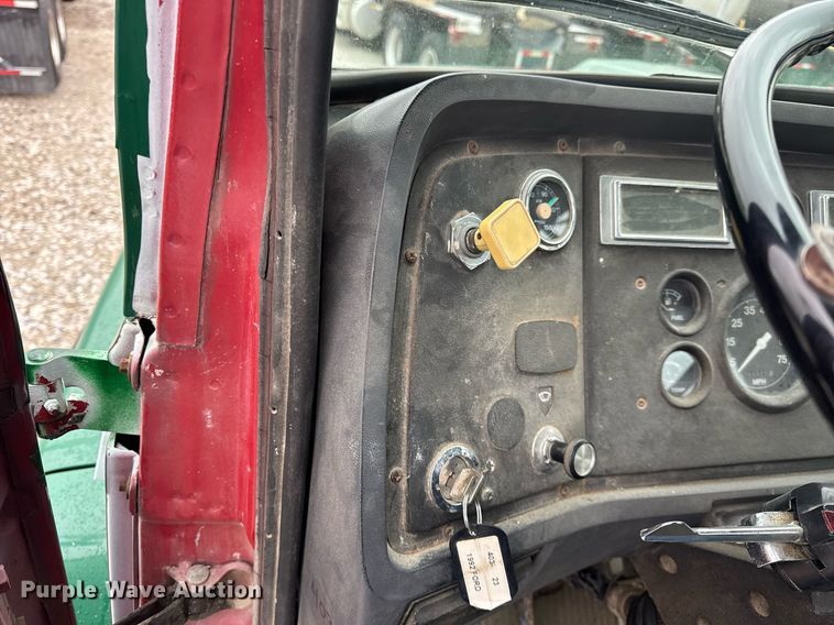 image for item DH9248 1992 Ford LN8000 tank truck