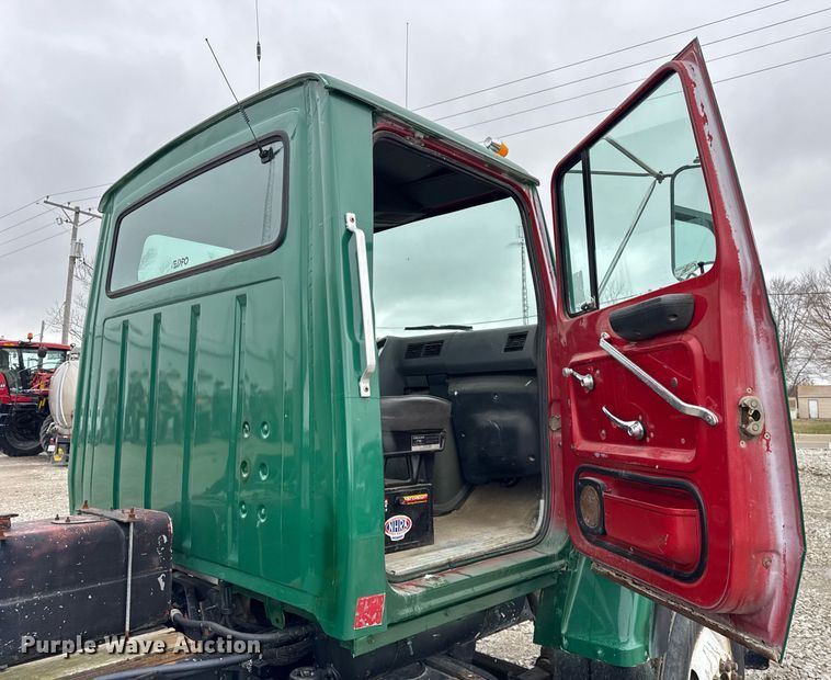 image for item DH9248 1992 Ford LN8000 tank truck