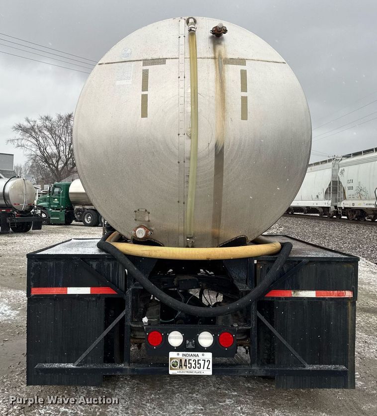 image for item DH9249 2002 Freightliner FL70 tank truck