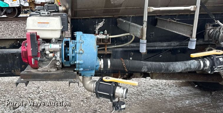 image for item DH9249 2002 Freightliner FL70 tank truck