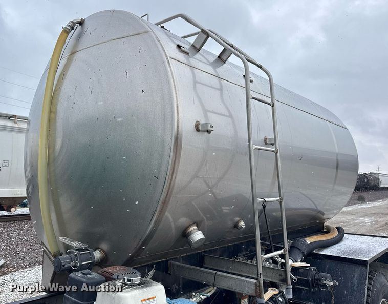 image for item DH9249 2002 Freightliner FL70 tank truck