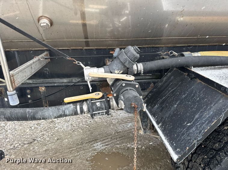 image for item DH9249 2002 Freightliner FL70 tank truck