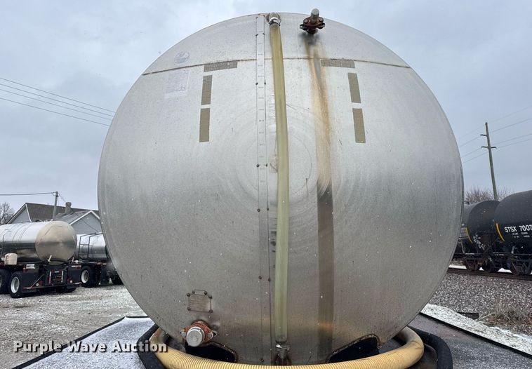 image for item DH9249 2002 Freightliner FL70 tank truck