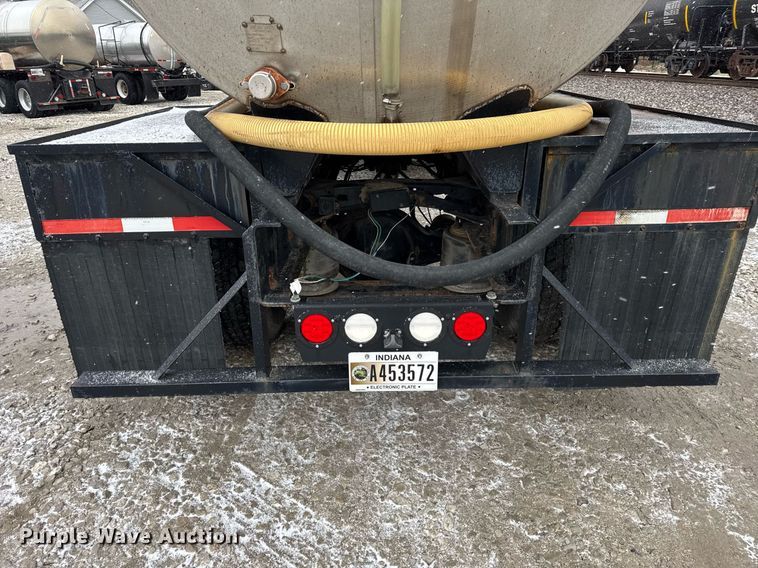 image for item DH9249 2002 Freightliner FL70 tank truck