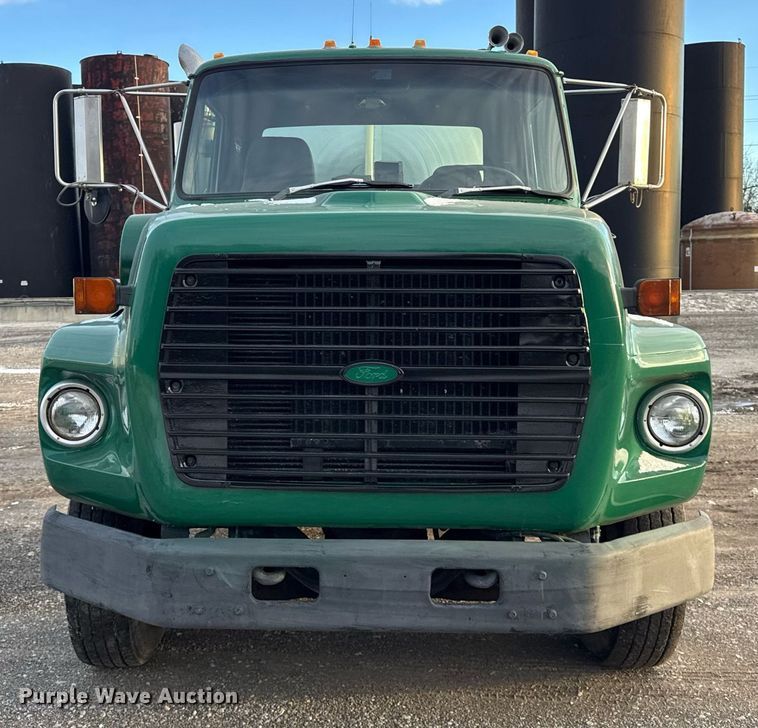 image for item DH9516 1993 Ford L9000 tank truck 