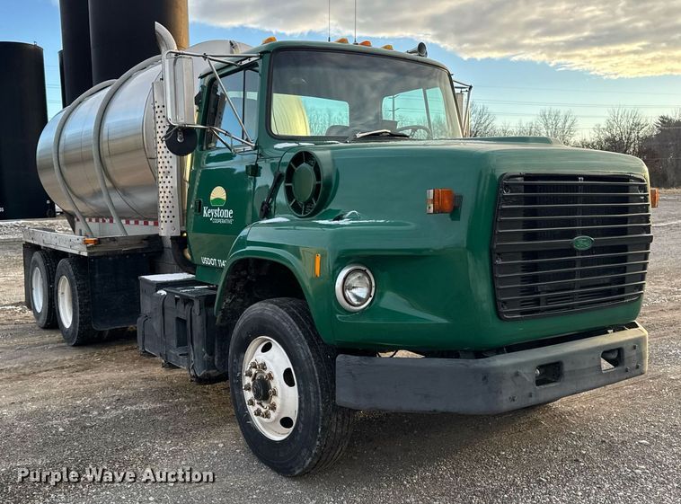 image for item DH9516 1993 Ford L9000 tank truck 