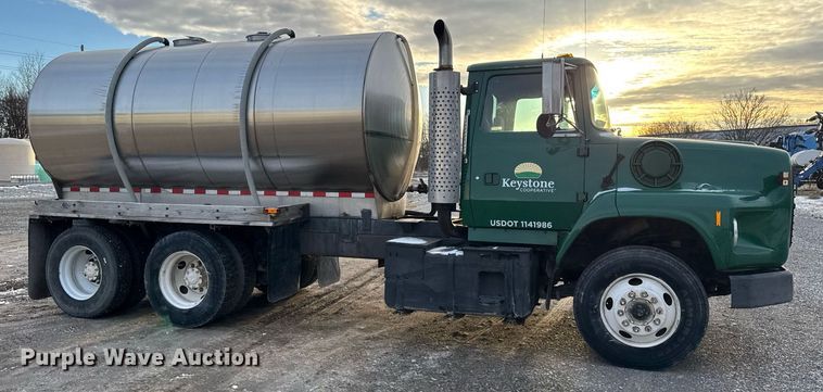 image for item DH9516 1993 Ford L9000 tank truck 