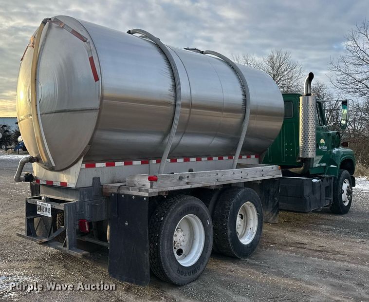 image for item DH9516 1993 Ford L9000 tank truck 