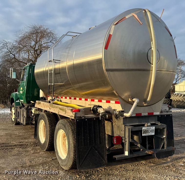 image for item DH9516 1993 Ford L9000 tank truck 