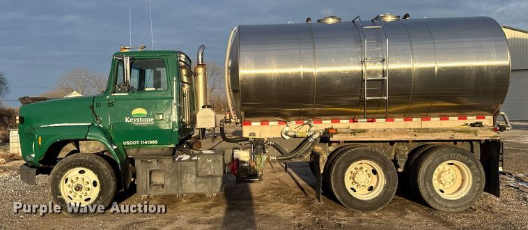 image for item DH9516 1993 Ford L9000 tank truck 
