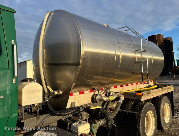 image for item DH9516 1993 Ford L9000 tank truck 