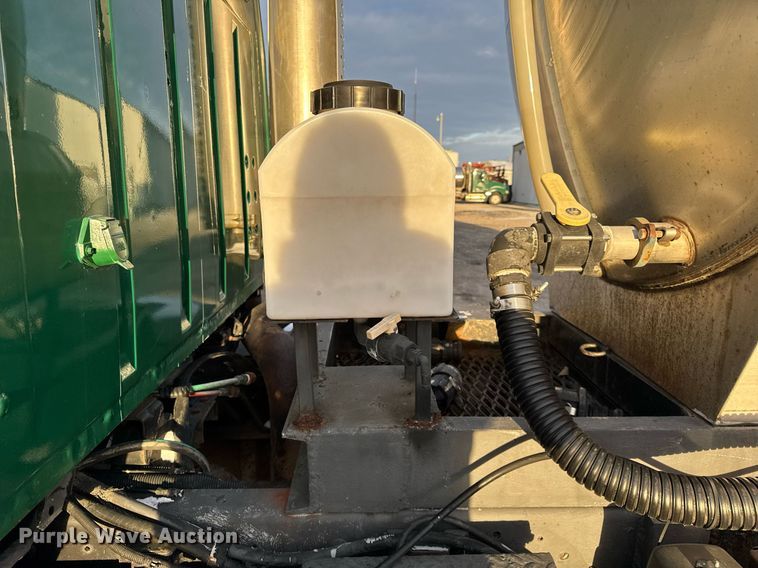 image for item DH9516 1993 Ford L9000 tank truck 