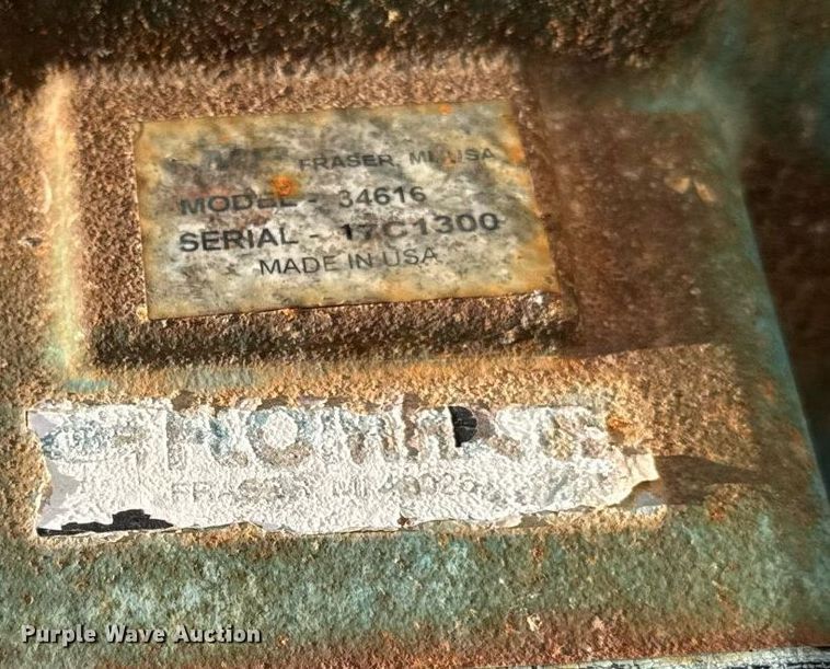 image for item DH9516 1993 Ford L9000 tank truck 