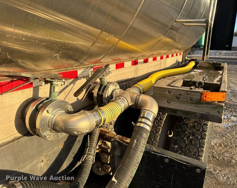 image for item DH9516 1993 Ford L9000 tank truck 