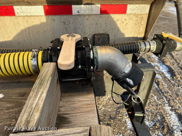 image for item DH9516 1993 Ford L9000 tank truck 