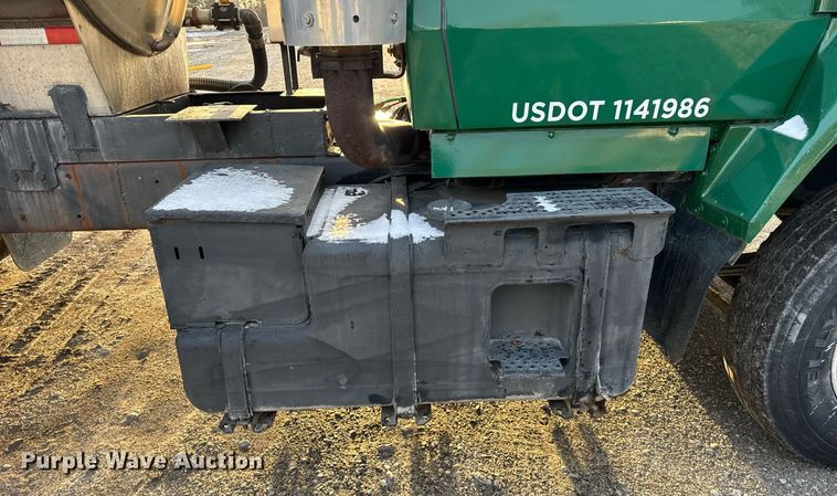 image for item DH9516 1993 Ford L9000 tank truck 