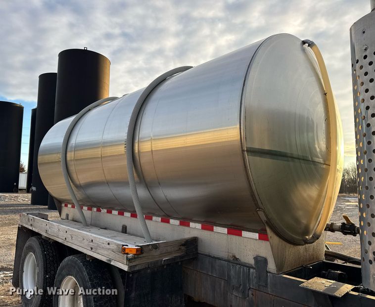 image for item DH9516 1993 Ford L9000 tank truck 