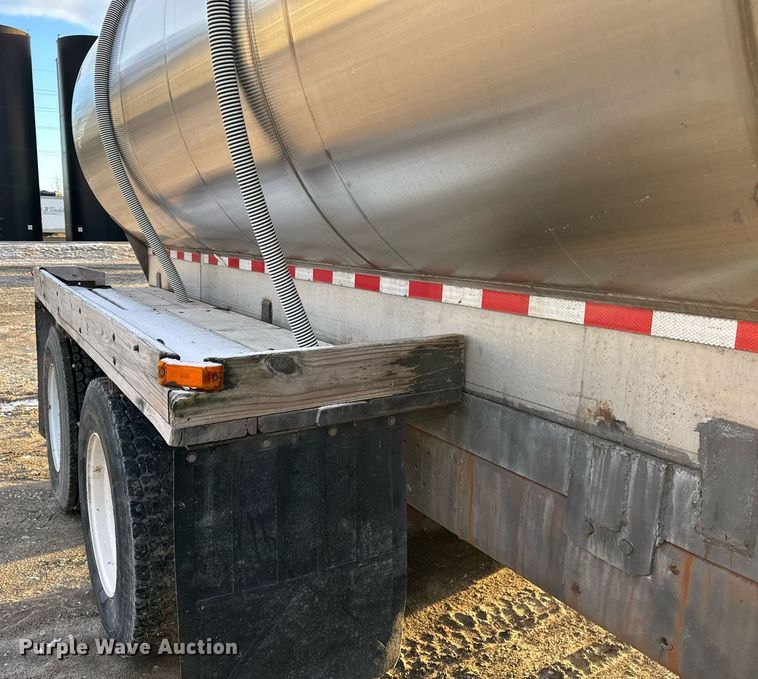 image for item DH9516 1993 Ford L9000 tank truck 