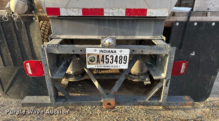 image for item DH9516 1993 Ford L9000 tank truck 