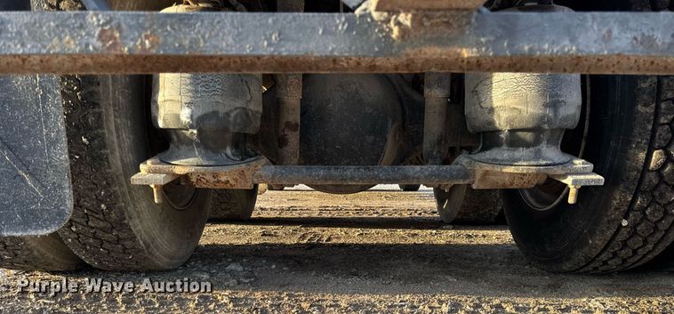 image for item DH9516 1993 Ford L9000 tank truck 