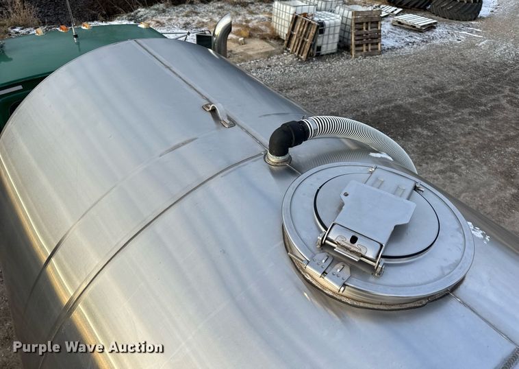 image for item DH9516 1993 Ford L9000 tank truck 